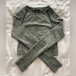 Green long sleeve workout crop top with thumb holes